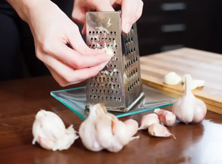 garlic peeling without hands getting smelly
