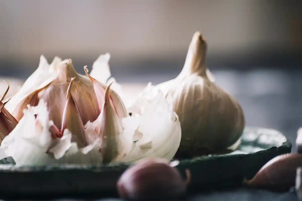 peeling garlic easily kitchen hack