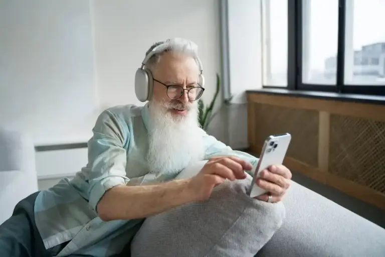 simple tech hacks for elderly using smartphone