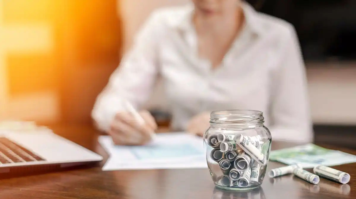 personal finance hacks saving money Netherlands