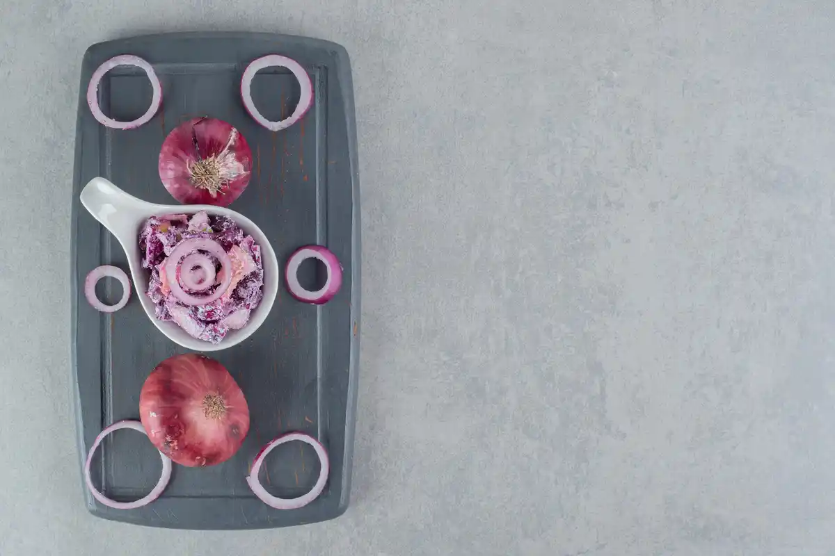 cutting onion without crying kitchen hack