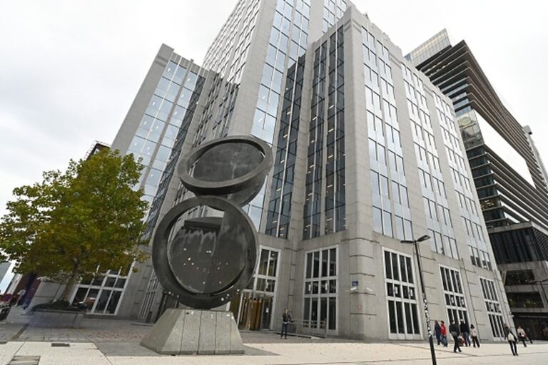 Brussel verdedigt lening aan Oekraïne als 'rechtszeker' na dreigement van Rusland om Euroclear te dagvaarden