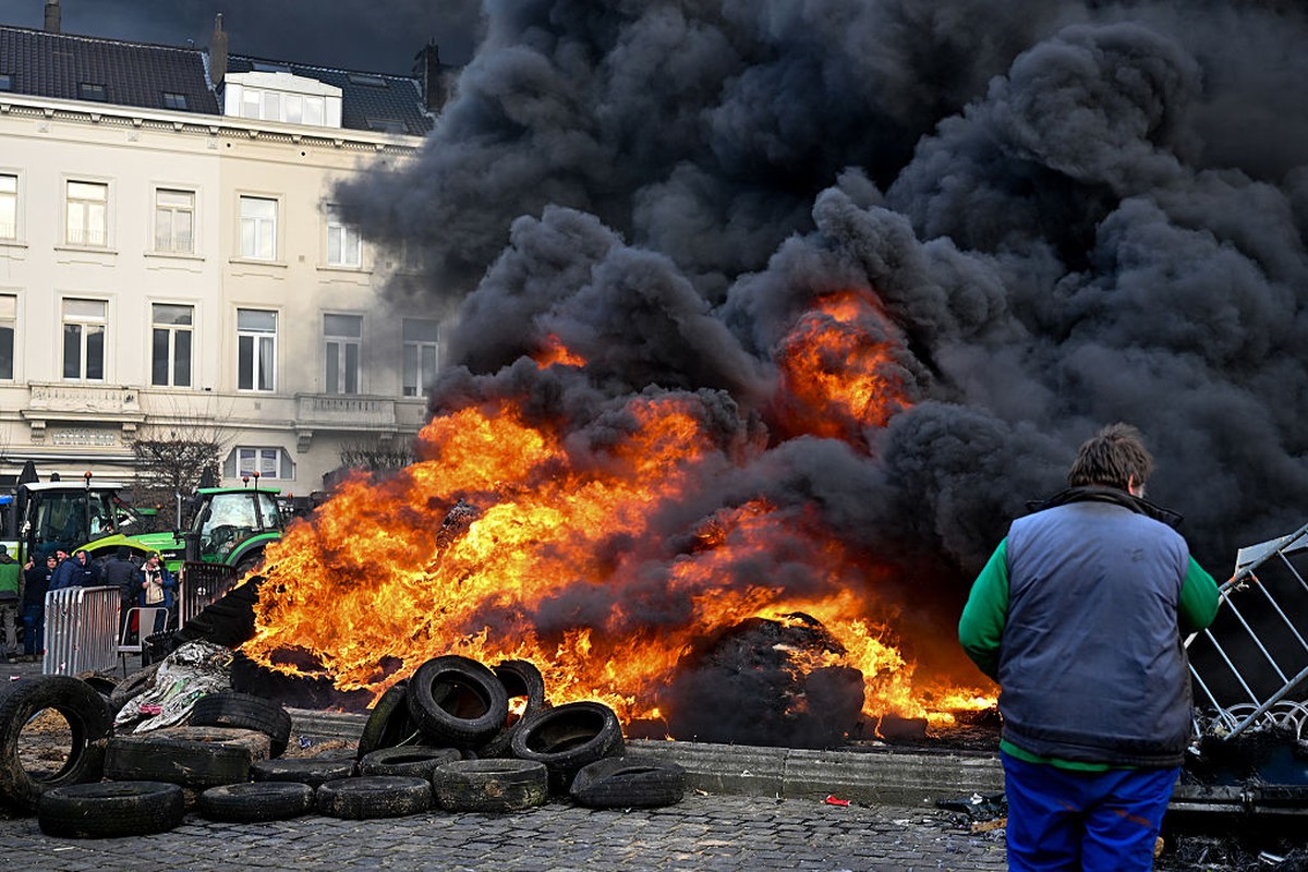 Escalatie bij boerenprotesten in Brussel veroorzaakt evacuaties en hevige confrontaties