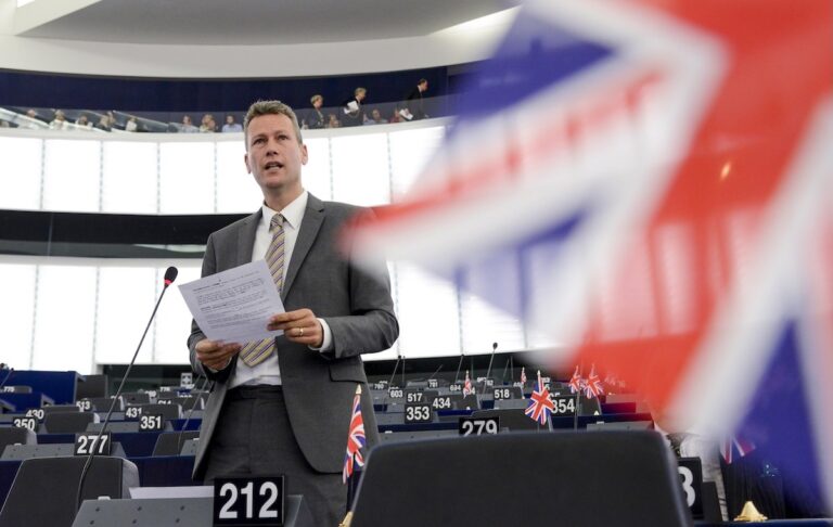 Het Verenigd Koninkrijk start een onderzoek naar buitenlandse inmenging na gevangenisstraf voor ex-Europese Parlementariër wegens Russische omkoping