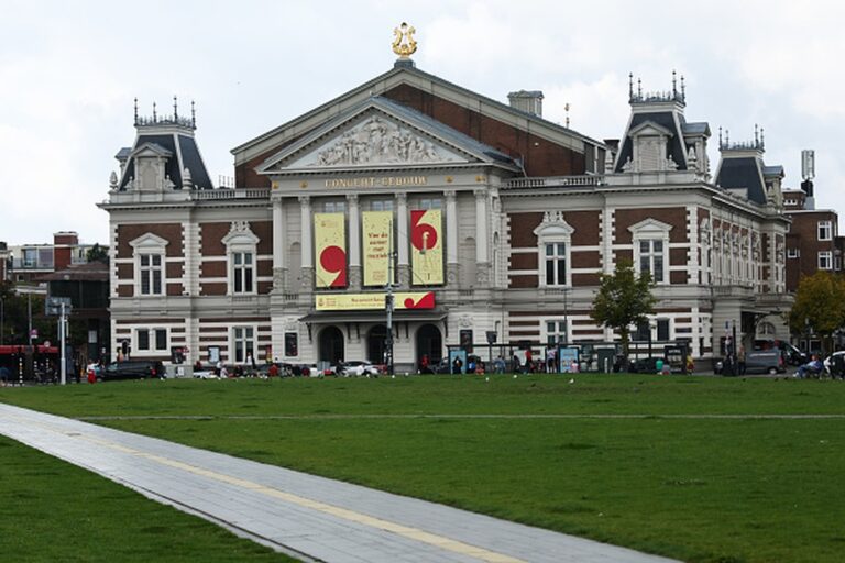 Nederlandse politie arresteert 22 personen na protest tegen concert van Israëlische zanger