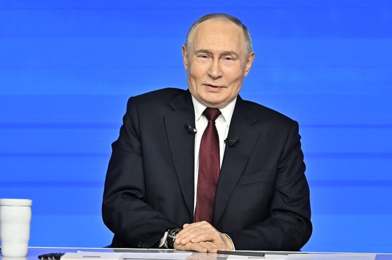 Russische strategische bommenwerpers uitvoeren routinematige patrolevluchten boven noordelijke wateren