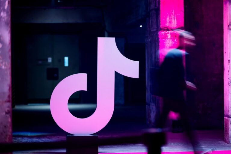 TikTok en Grindr geconfronteerd met privacyklacht wegens deling van gegevens over seksleven