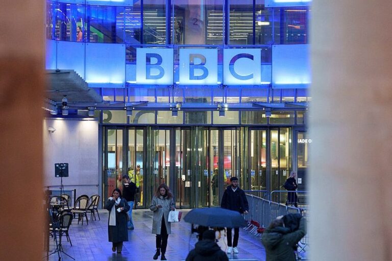 Trump dagvaard de BBC voor 10 miljard dollar wegens documentaire waarin toespraak werd gemanipuleerd