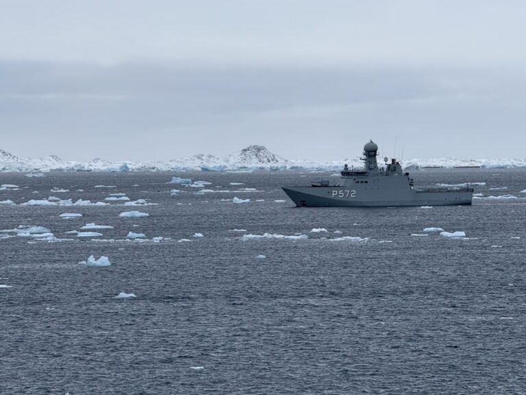 Denemarken Stuurt Voorlopige Troepen Naar Groenland: Spanningen Over Control in het Poolgebied