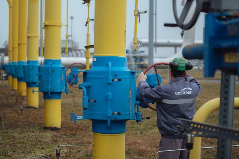 De Russische energiesector verliest zijn financiële steun door dalende exporten