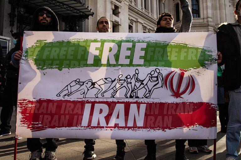 Rapport over doden bij protesten in Iran: Toenemende zorgen over gewelddadige onderdrukking