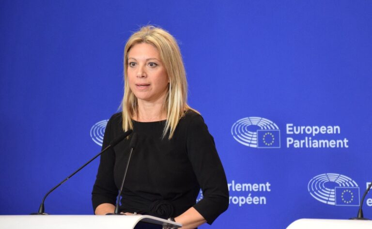 Veranderingen in de Griekse politiek door de opkomst van een maagd die haar dochter verloor in een treinramp